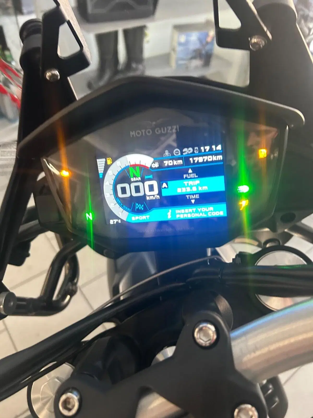 Moto Guzzi V85 TT (2021 - 23) (4)