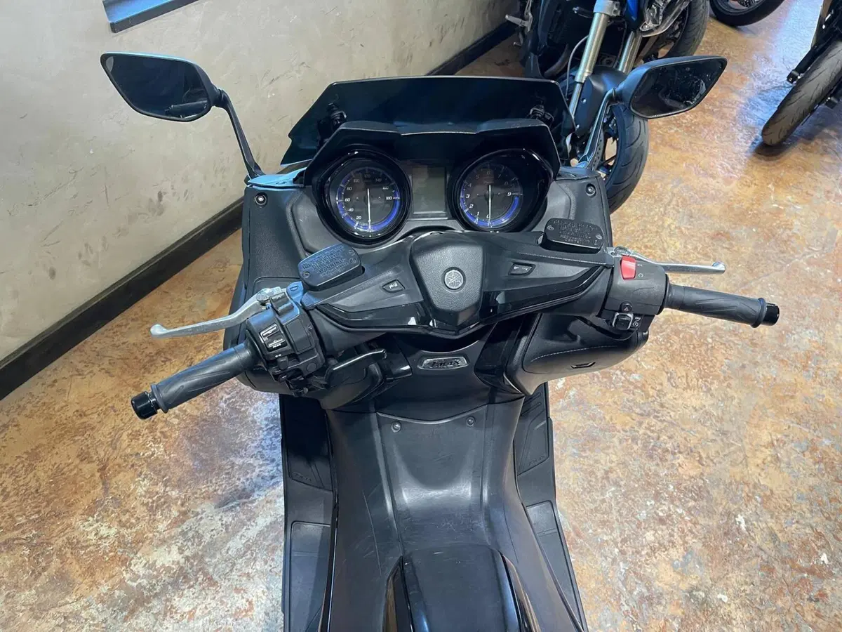 Yamaha T-Max 530 (2017 - 19) (16)