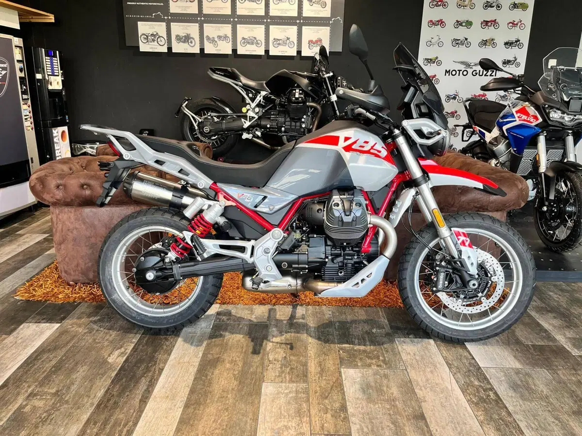 Moto Guzzi V85 TT (2024 - 26) (2)