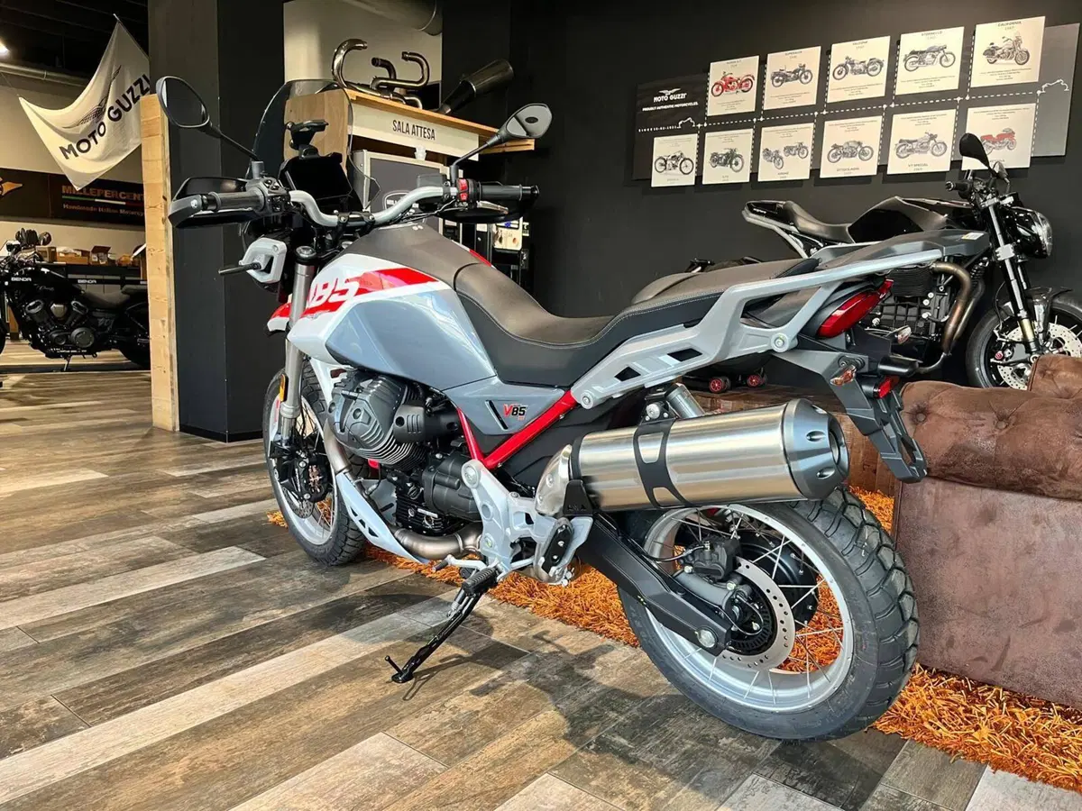Moto Guzzi V85 TT (2024 - 26) (5)
