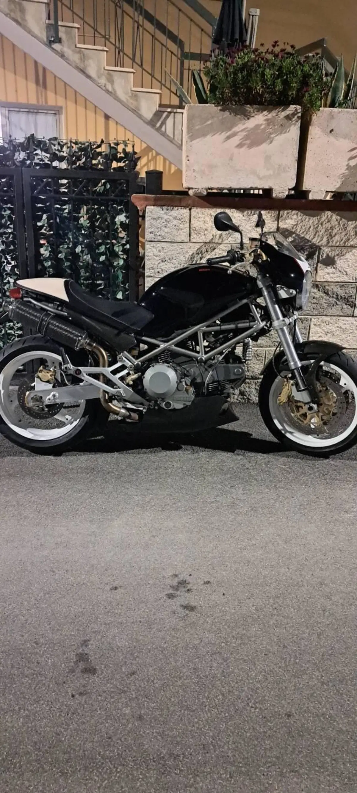 Ducati Monster 900 Special I.E. (1999 - 02) (2)