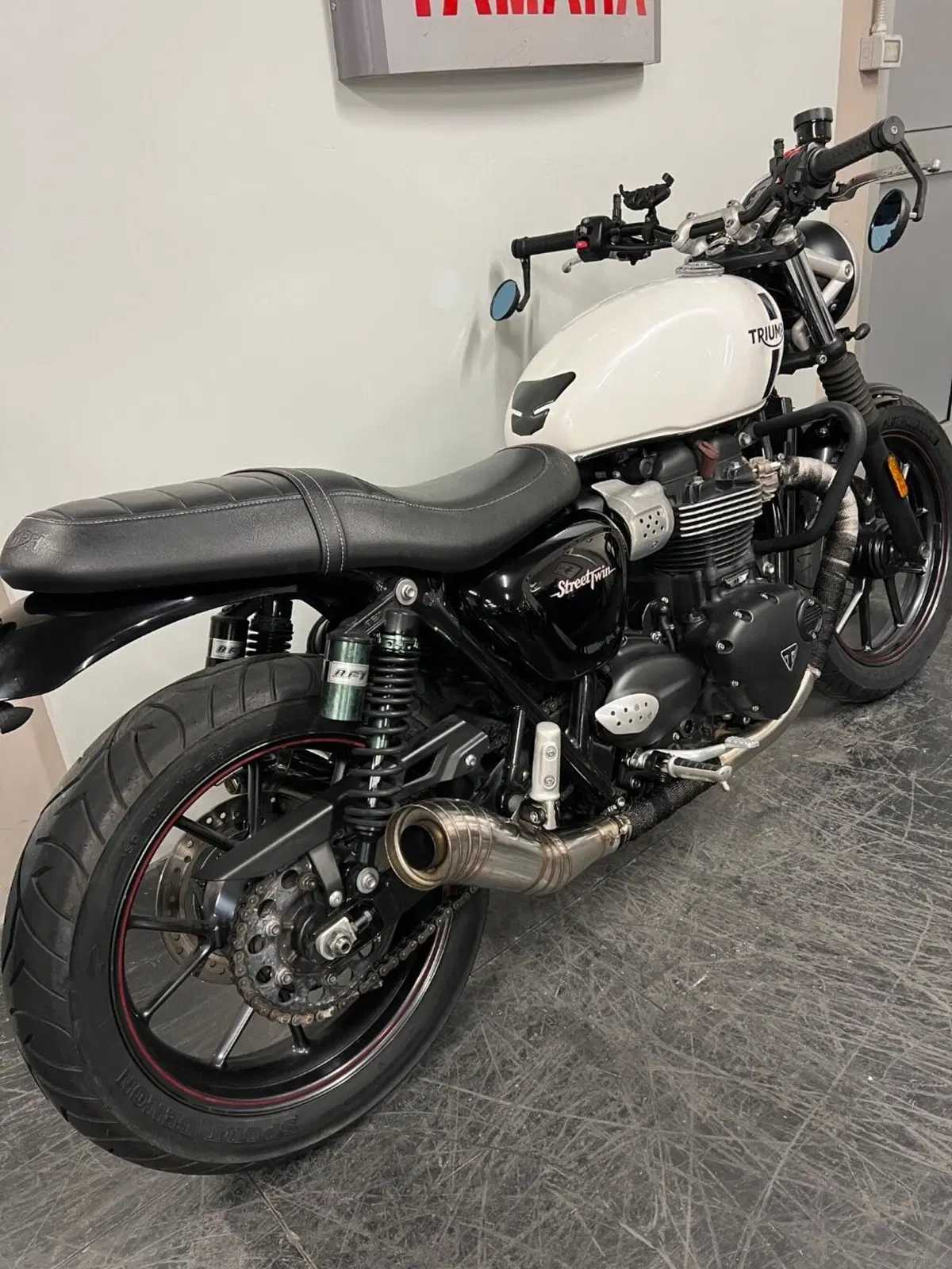 Triumph Street Twin 900 (2017 - 18) (4)