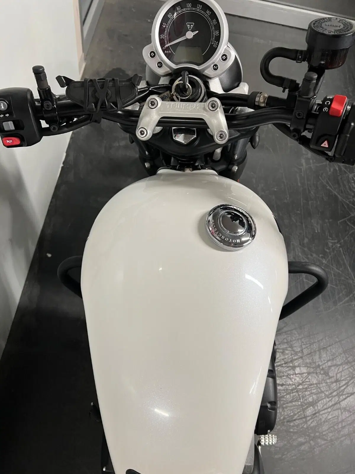 Triumph Street Twin 900 (2017 - 18) (9)
