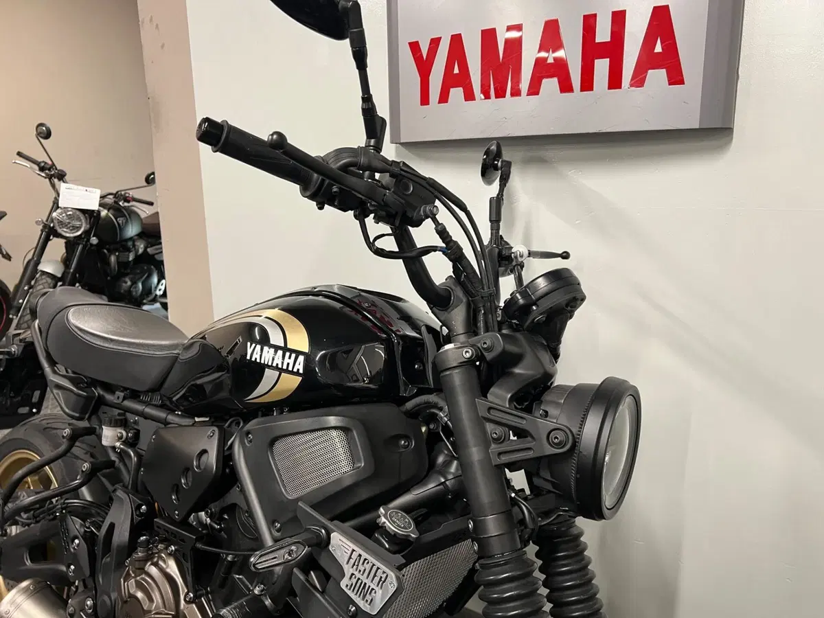 Yamaha XSR 700 (2022 - 26) (2)