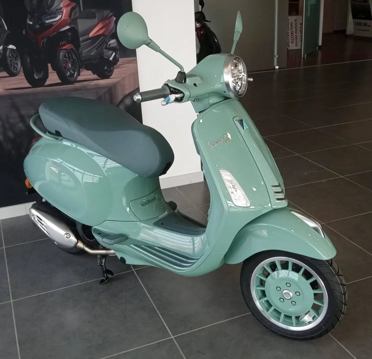 Vespa Primavera 125 80th (2026) (3)