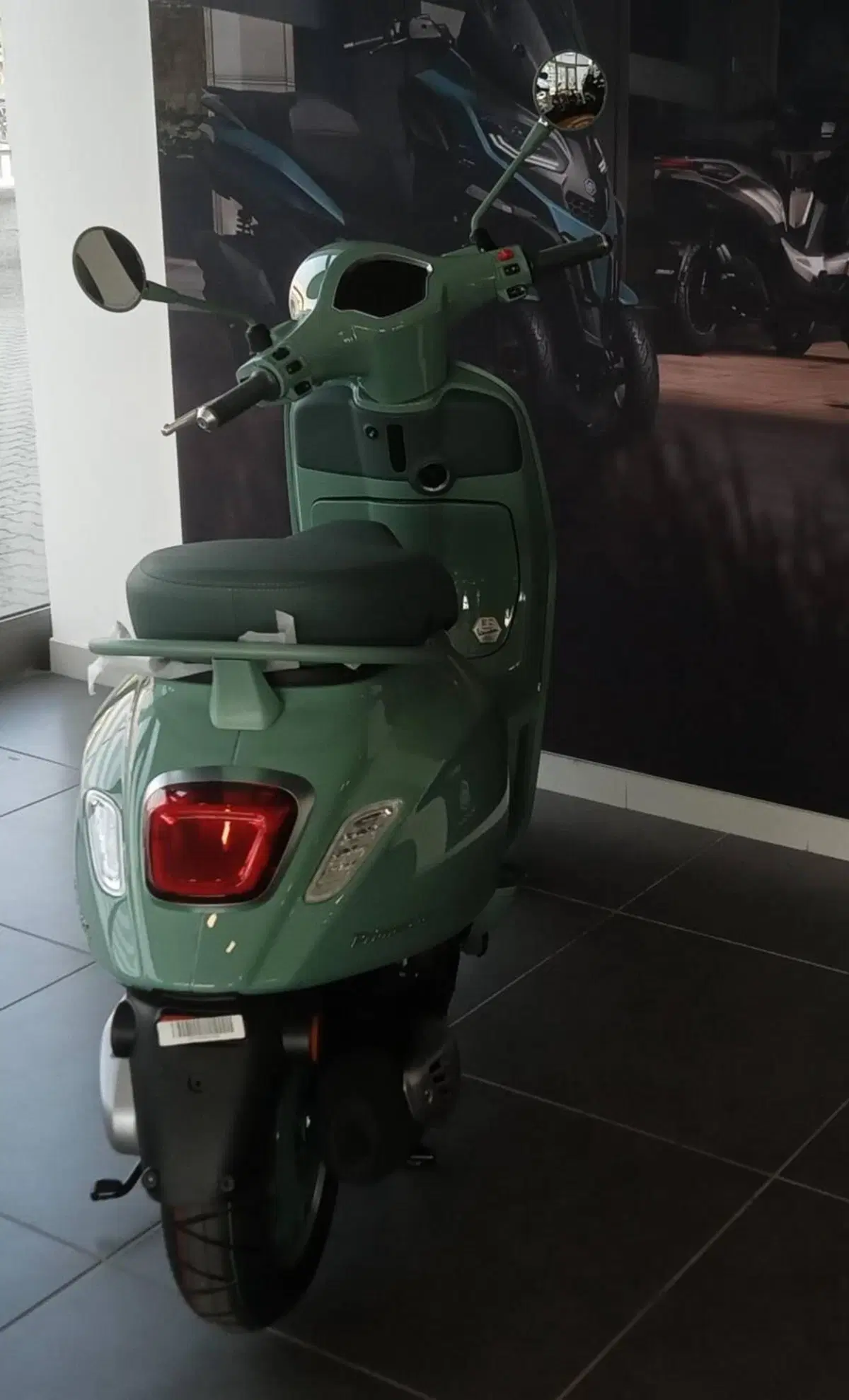 Vespa Primavera 125 80th (2026) (5)