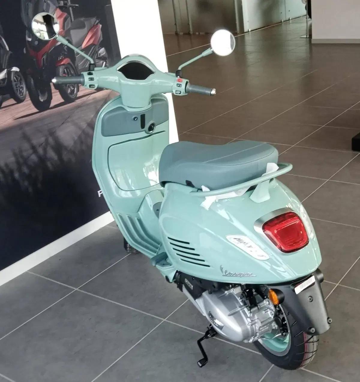 Vespa Primavera 125 80th (2026) (7)