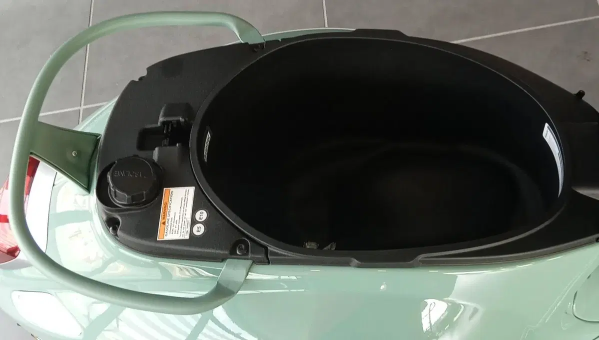 Vespa Primavera 125 80th (2026) (9)