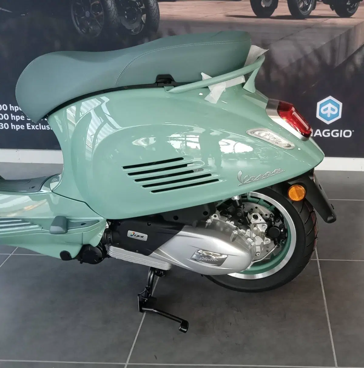 Vespa Primavera 125 80th (2026) (15)