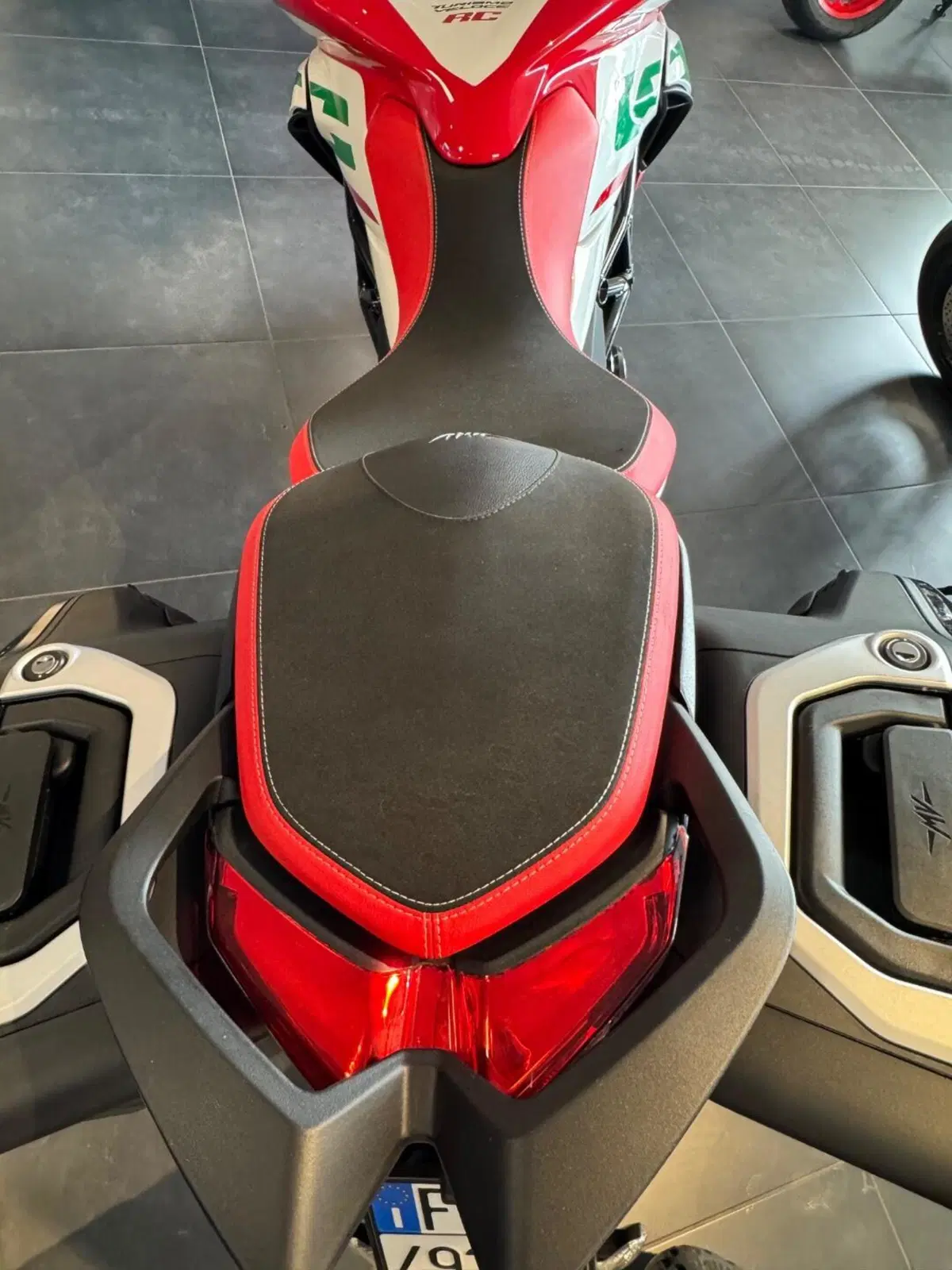 MV Agusta Turismo Veloce 800 RC SCS (2022 - 26) (13)