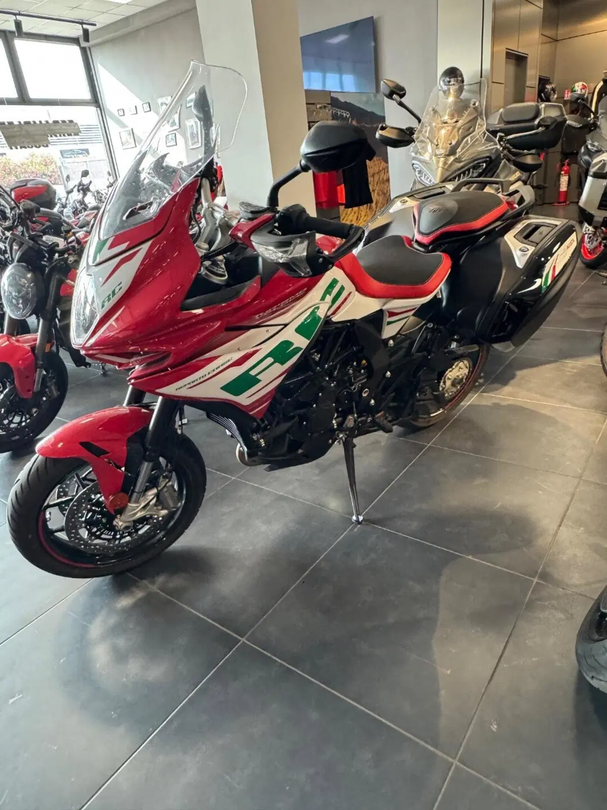 MV Agusta Turismo Veloce 800 RC SCS (2022 - 26) (14)