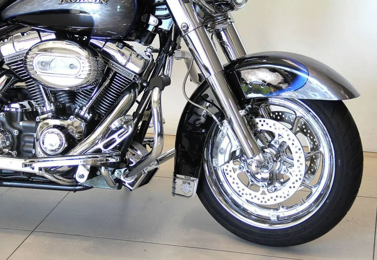 Harley-Davidson Road King CVO (2008) - FLHRSE4 (2)
