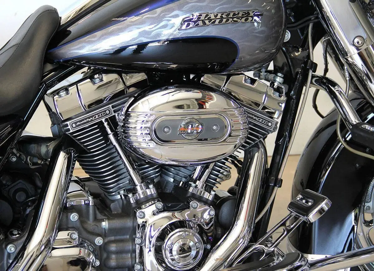 Harley-Davidson Road King CVO (2008) - FLHRSE4 (3)