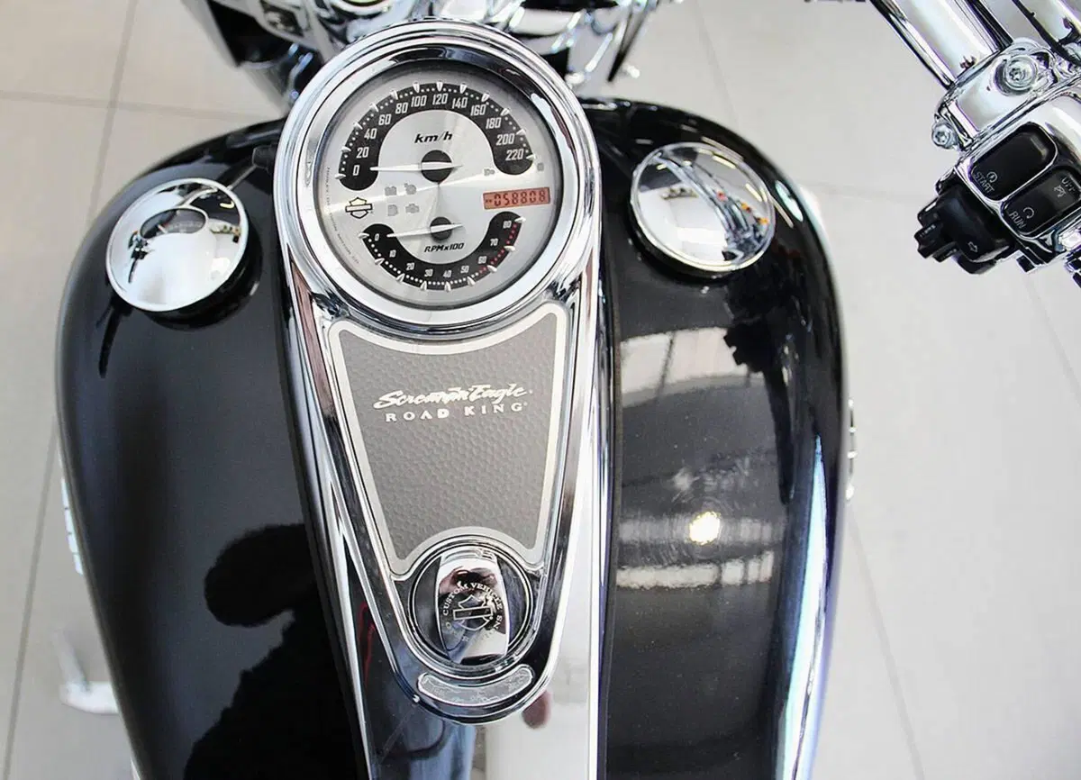 Harley-Davidson Road King CVO (2008) - FLHRSE4 (11)