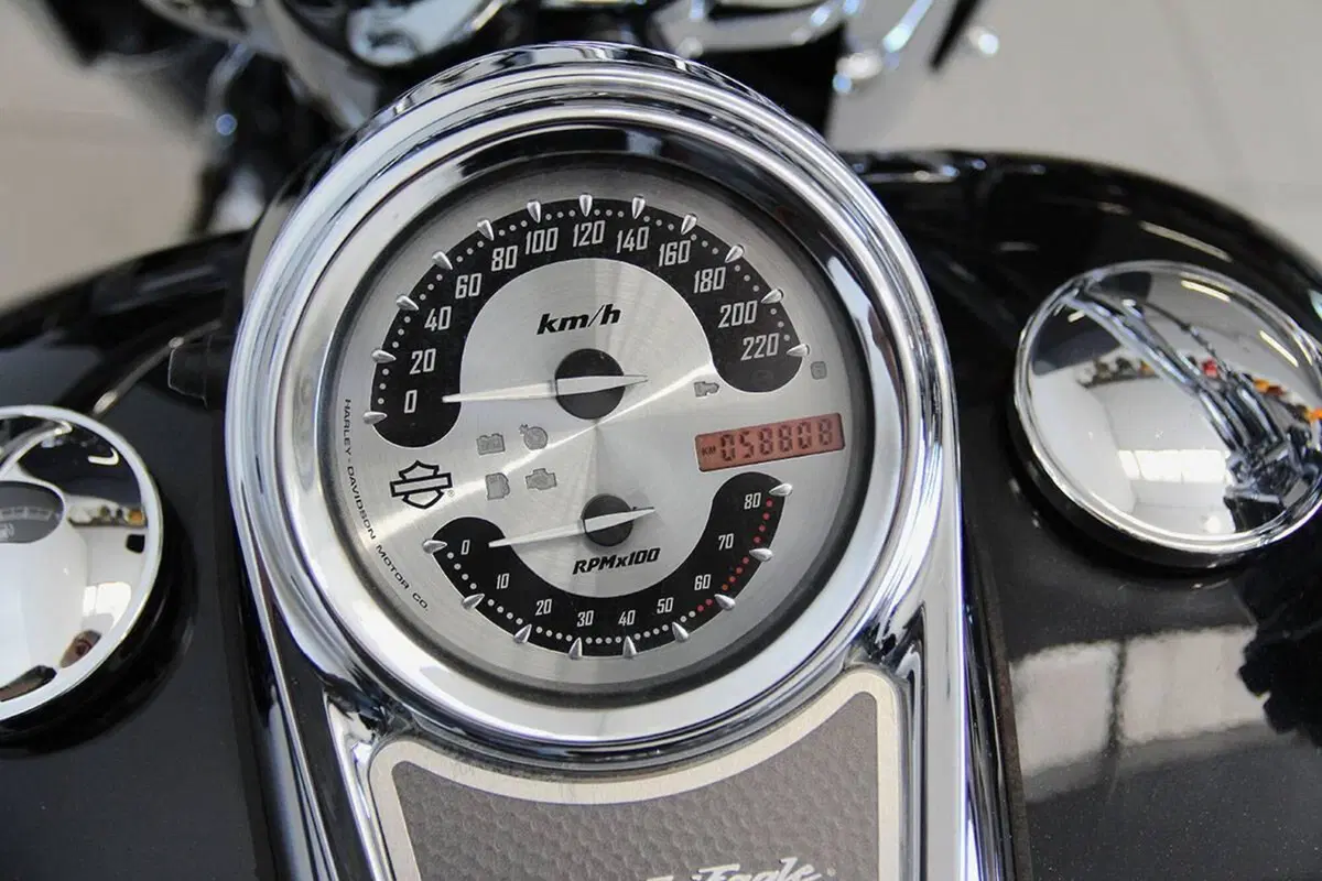 Harley-Davidson Road King CVO (2008) - FLHRSE4 (12)
