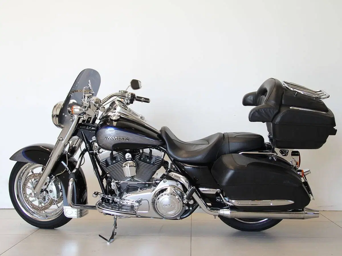 Harley-Davidson Road King CVO (2008) - FLHRSE4 (13)