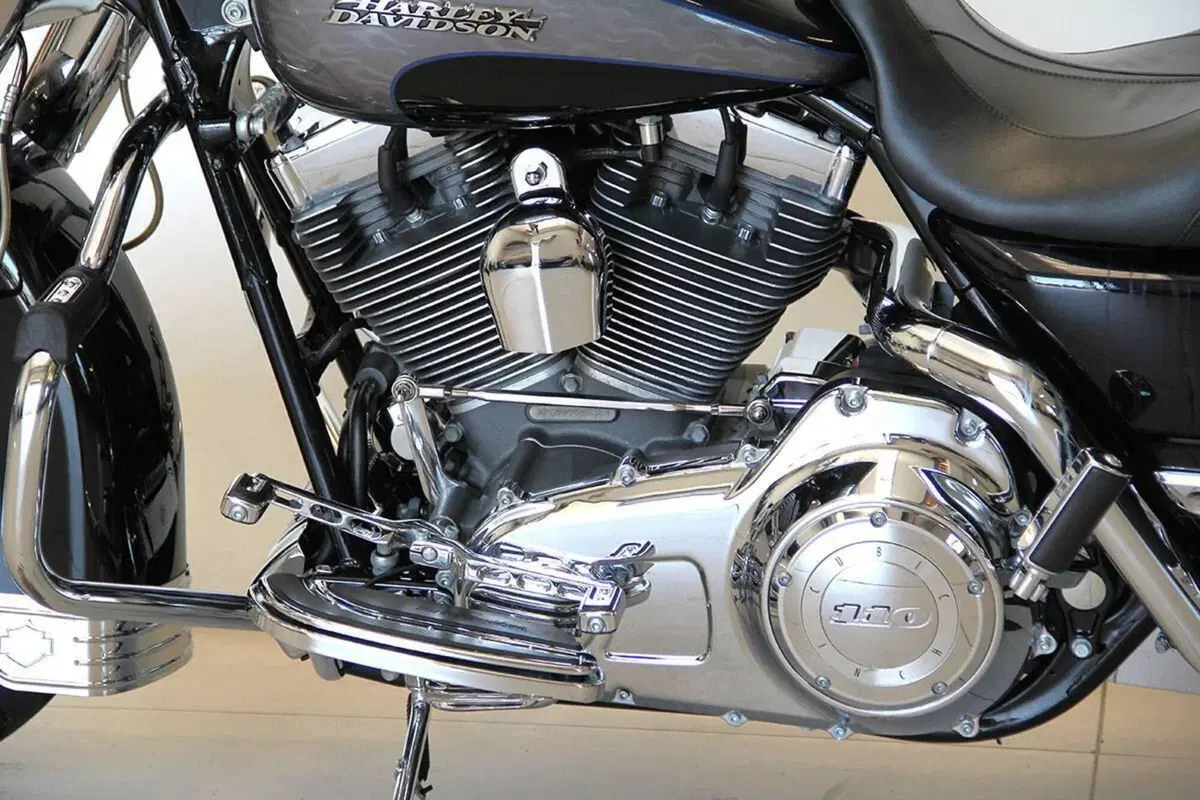 Harley-Davidson Road King CVO (2008) - FLHRSE4 (16)