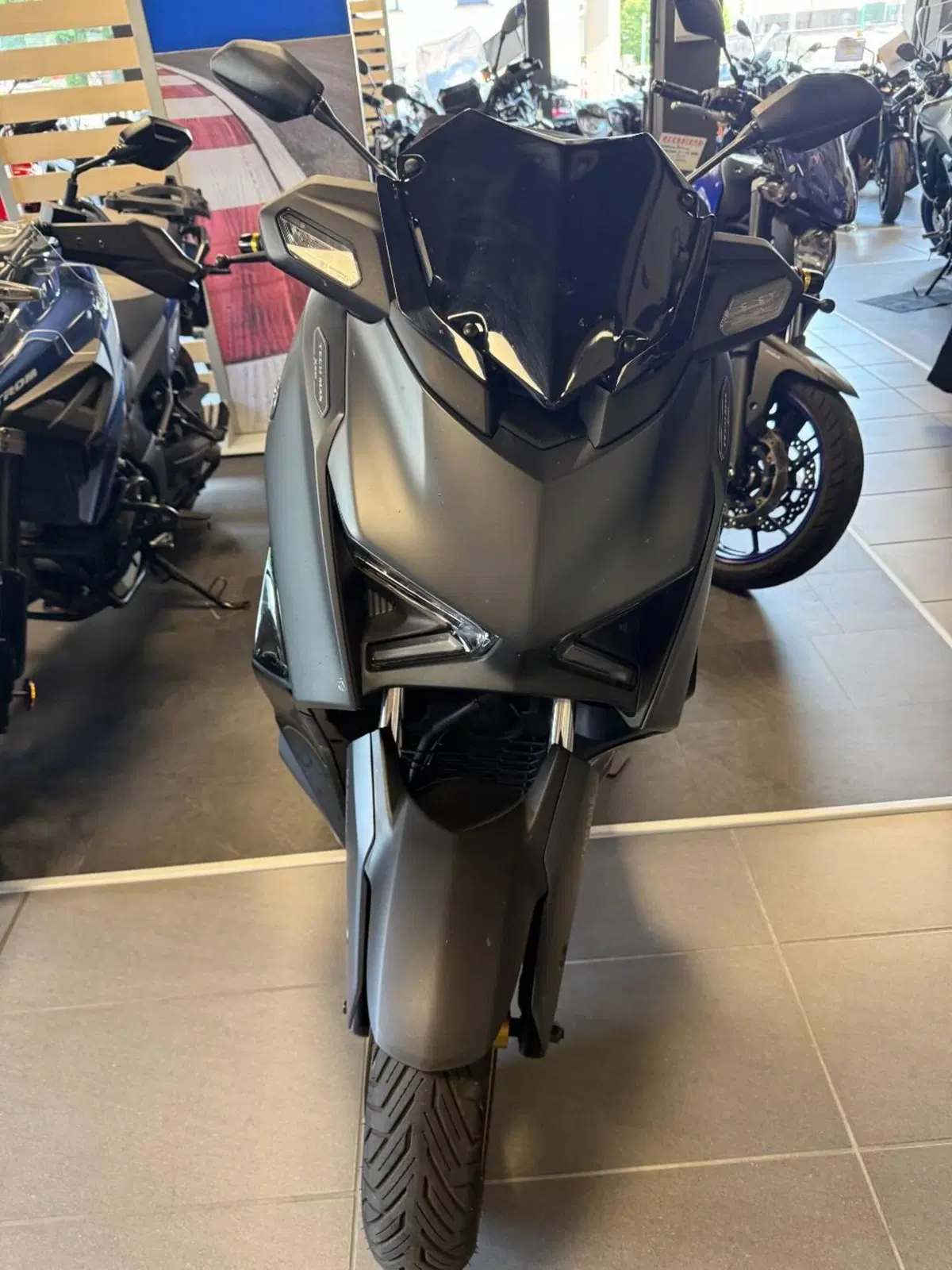 Yamaha X-Max 300 Tech Max (2025 - 26) (4)