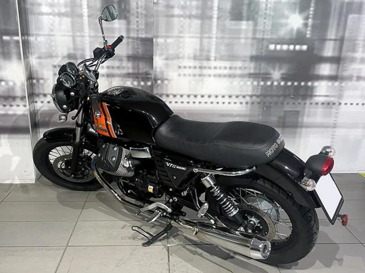 Moto Guzzi V7 II Racer (2015 - 17) (2)