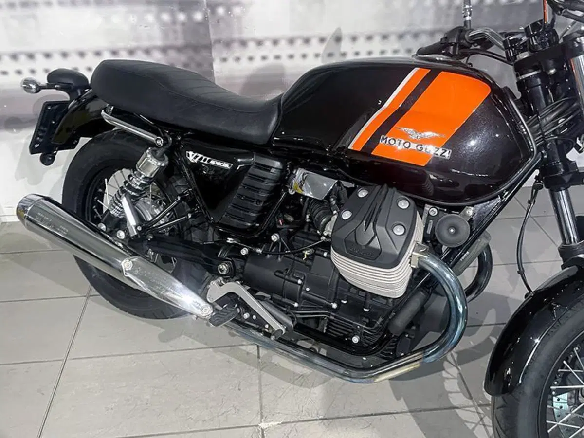Moto Guzzi V7 II Racer (2015 - 17) (9)