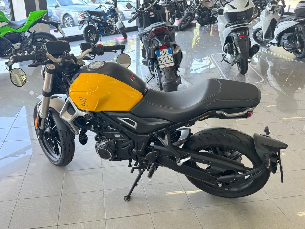 Voge Trofeo 350AC (2022 - 26) (2)