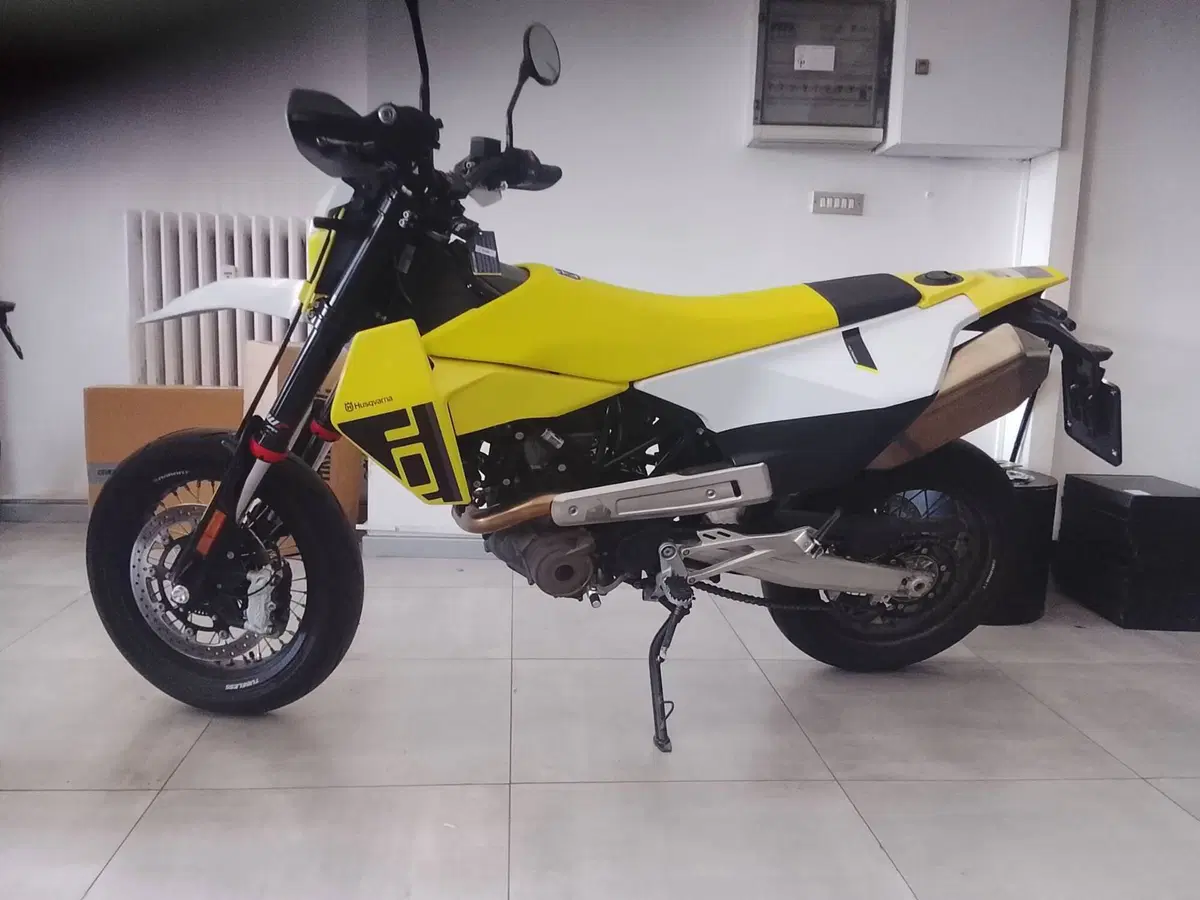 Husqvarna 701 Supermoto (2026) (2)