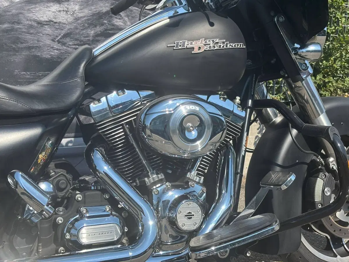 Harley-Davidson 1690 Street Glide (2011 - 13) - FLHX (2)