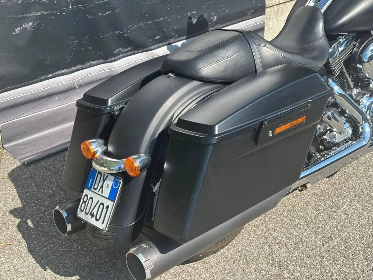 Harley-Davidson 1690 Street Glide (2011 - 13) - FLHX (3)