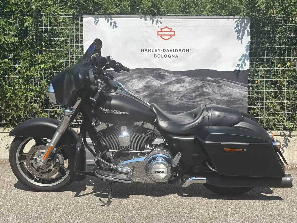 Harley-Davidson 1690 Street Glide (2011 - 13) - FLHX (8)