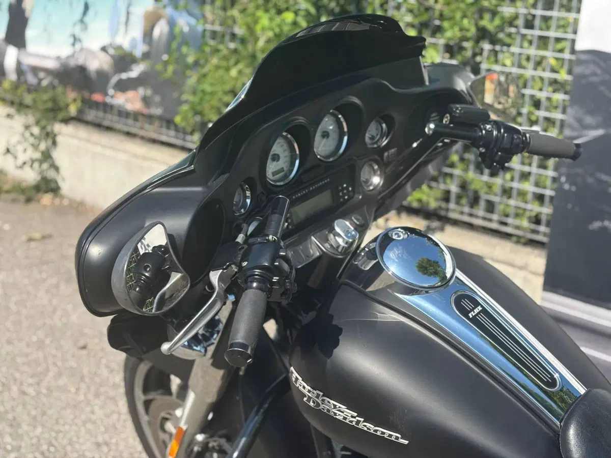 Harley-Davidson 1690 Street Glide (2011 - 13) - FLHX (10)