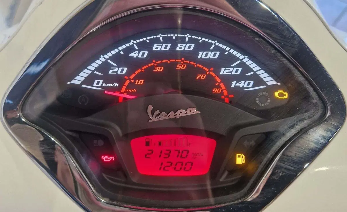 Vespa GTS 300 Super Racing Sixties Hpe (2021 - 22) (5)