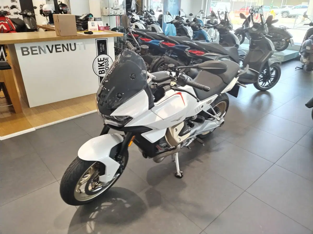Moto Guzzi V100 Mandello (2022 - 24) (2)
