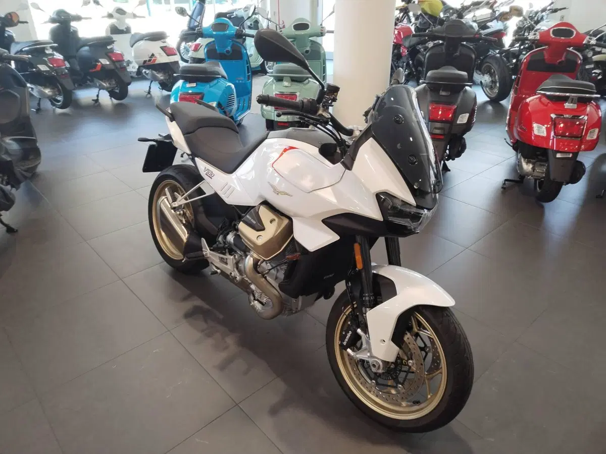 Moto Guzzi V100 Mandello (2022 - 24) (3)