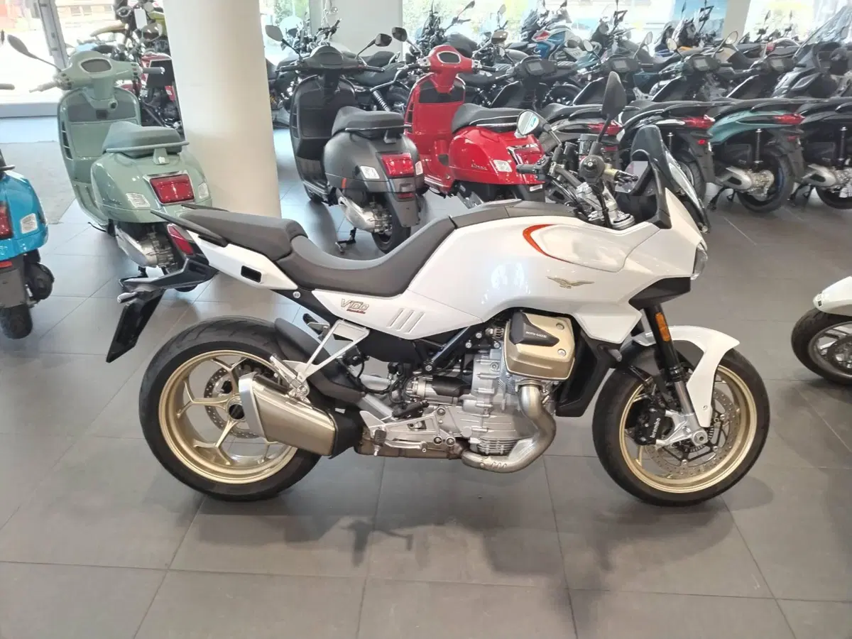 Moto Guzzi V100 Mandello (2022 - 24) (4)