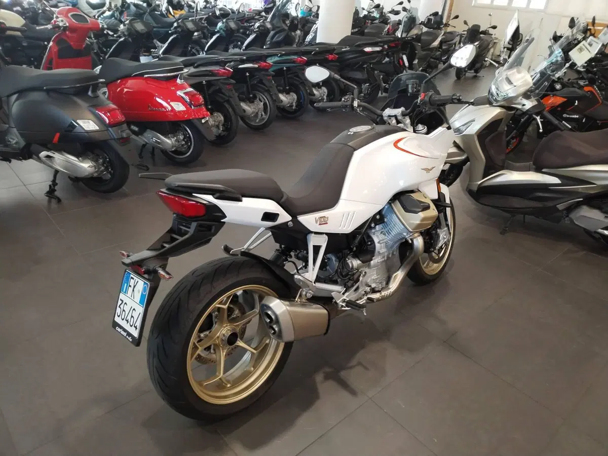 Moto Guzzi V100 Mandello (2022 - 24) (5)