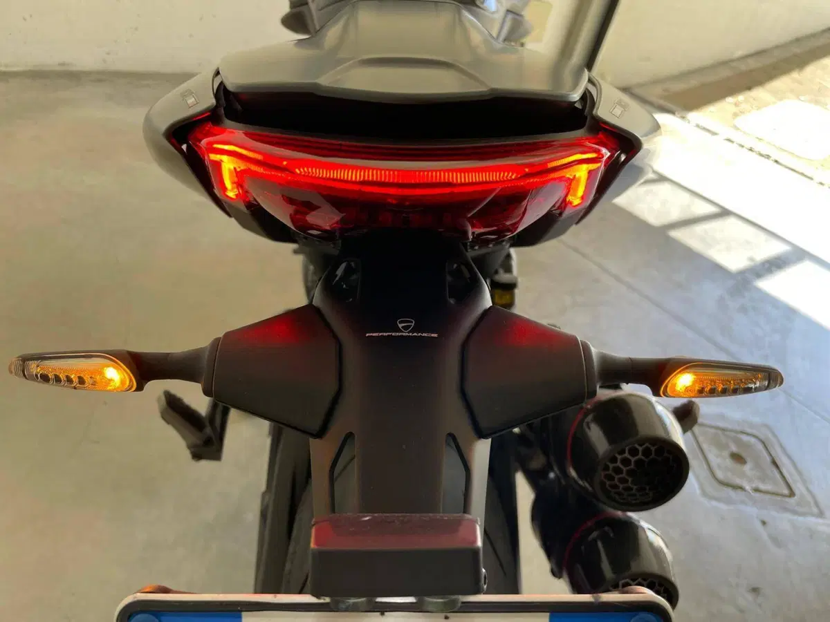 Ducati Monster 937 + (2021 - 25) (9)