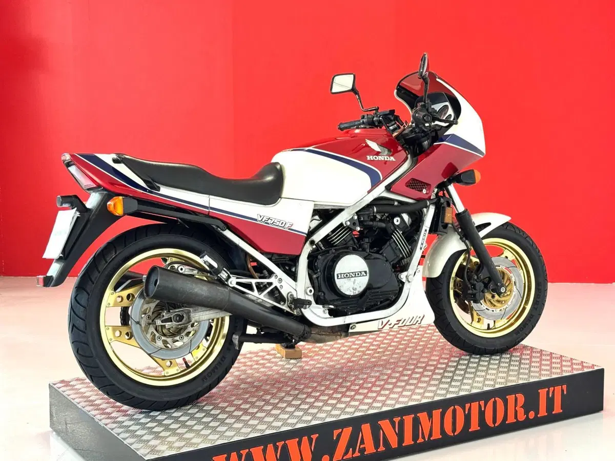 Honda VF 750 F (8)