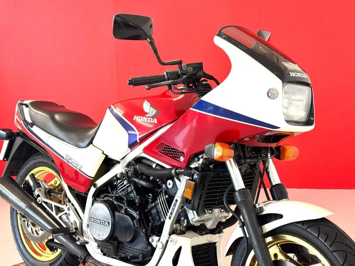 Honda VF 750 F (9)