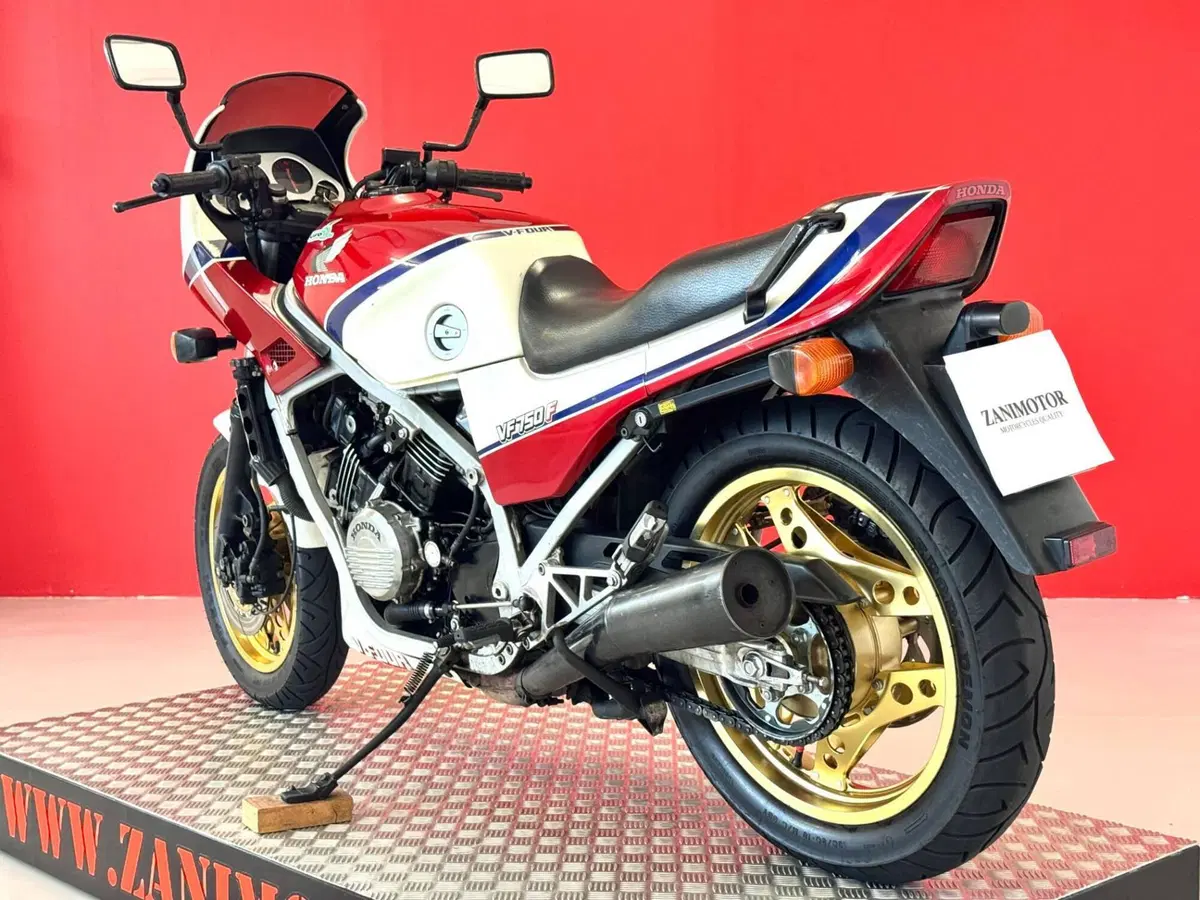 Honda VF 750 F (16)