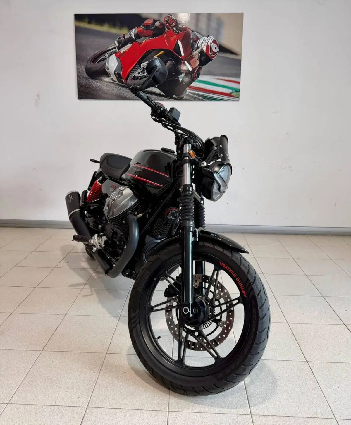Moto Guzzi V7 Stone (2021 - 24) (4)