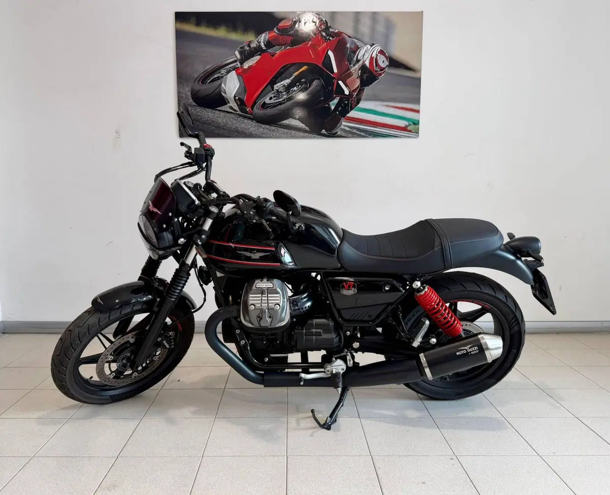Moto Guzzi V7 Stone (2021 - 24) (3)