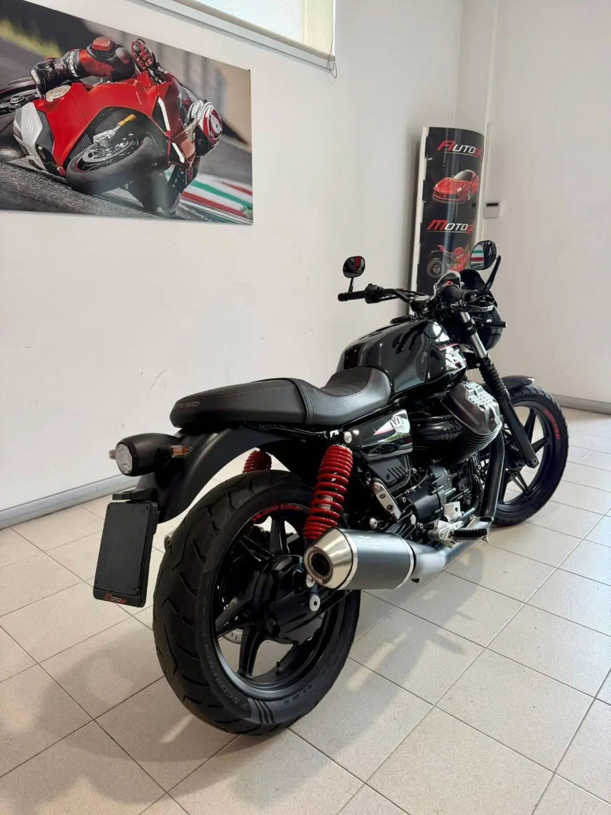 Moto Guzzi V7 Stone (2021 - 24) (5)