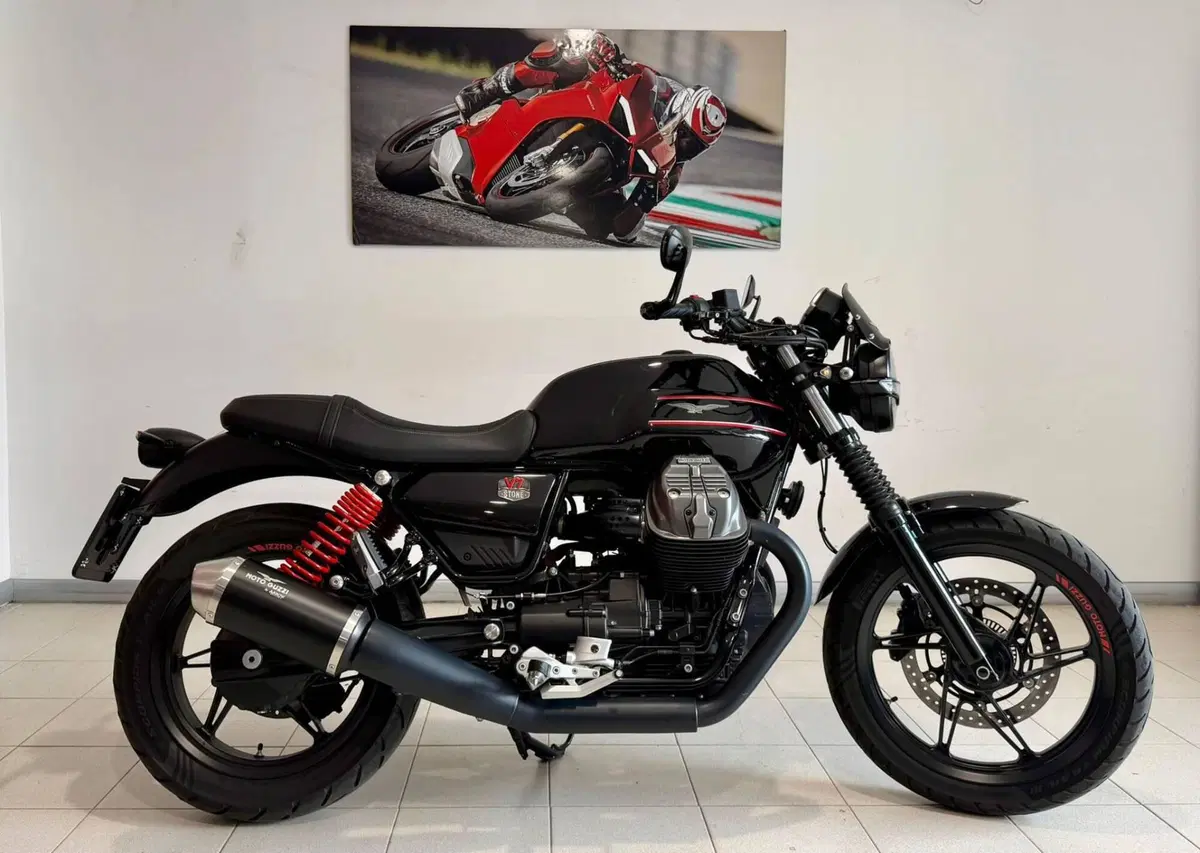 Moto Guzzi V7 Stone (2021 - 24) (2)