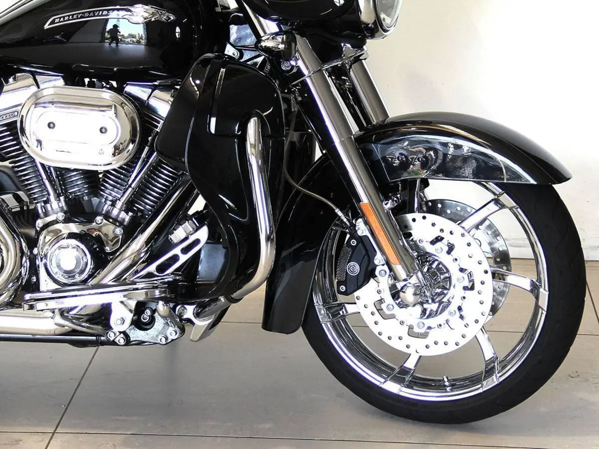 Harley-Davidson 1800 Street Glide (2010 - 11) - FLHXSE (2)