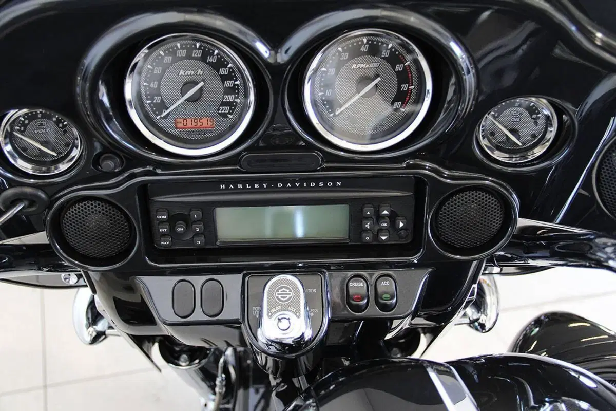 Harley-Davidson 1800 Street Glide (2010 - 11) - FLHXSE (10)