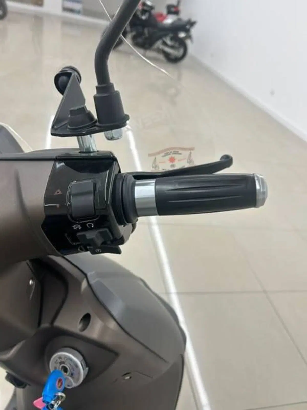 Keeway Motor Sixties 300i (2023 - 25) (20)