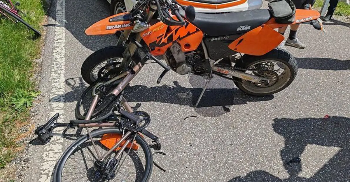 Peter Runggaldier fa un incidente con la sua KTM sul Passo Sella. Grave una ciclista