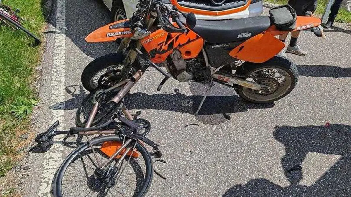 Peter Runggaldier fa un incidente con la sua KTM sul Passo Sella. Grave una ciclista