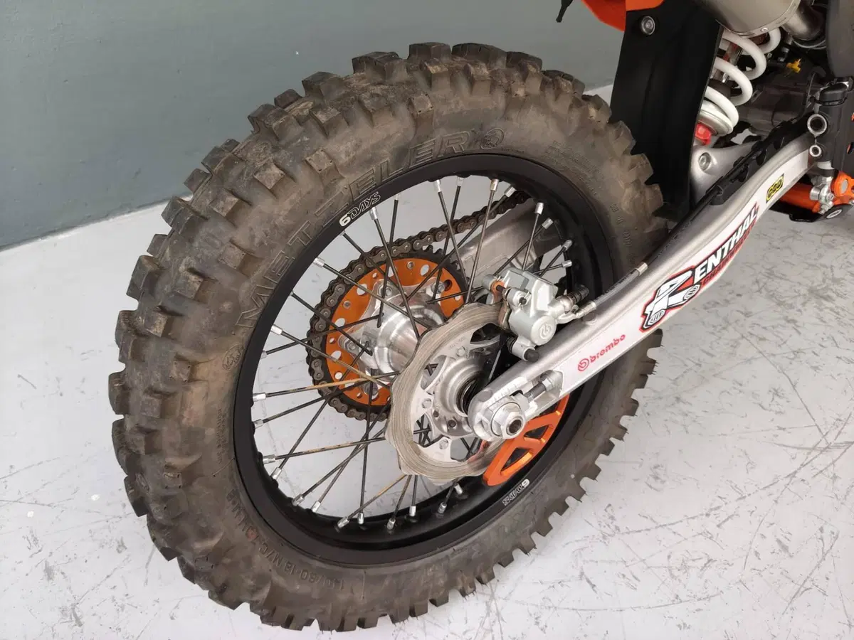 KTM 300 EXC Six Days (2025) (14)