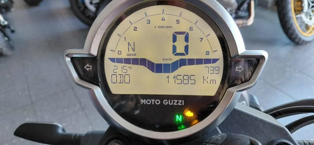 Moto Guzzi V7 Stone (2021 - 24) (2)